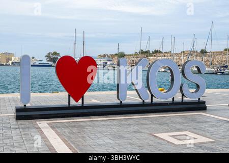 Kos, Grecia - 9 maggio 2023: I Love Kos sign in Kos Town. Isola di Kos, Dodecaneso, Grecia Foto Stock