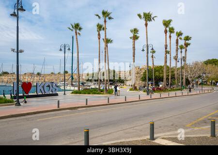 Kos, Grecia - 9 maggio 2023: Passeggiata sul mare nella città di Kos. Dodecaneso, Grecia Foto Stock
