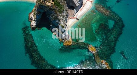 Prospettiva aerea mozzafiato del Santuario di Santa Maria dell'Isola a Tropea, Italia, che mostra le vibranti acque turchesi e la spettacolare roccia Foto Stock