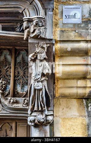 VMF (Vieilles Maisons Francoaises) segno sopra la figura medievale scolpita sulla facciata di una vecchia casa a Tours, Indre-et-Loire (37), Francia. Foto Stock