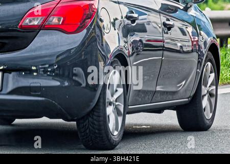 Wann bin ich endlich am Ziel. Die stehenden Autos spiegeln sich an der Fahrzeugseite , eine lange Blechlawine staut sich bereits am Vormittag auf der Autobahn A8 München Salzburg in Richtung Süden. Anger Bayern Deutschland *** quando arriverò finalmente a destinazione le macchine stazionarie si riflettono sul lato del veicolo, una lunga valanga di auto è già bloccata la mattina sull'autostrada A8 Monaco Salisburgo in direzione sud Anger Baviera Germania Copyright: XRolfxPossx Foto Stock