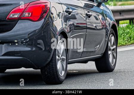 Wann bin ich endlich am Ziel. Die stehenden Autos spiegeln sich an der Fahrzeugseite , eine lange Blechlawine staut sich bereits am Vormittag auf der Autobahn A8 München Salzburg in Richtung Süden. Anger Bayern Deutschland *** quando arriverò finalmente a destinazione le macchine stazionarie si riflettono sul lato del veicolo, una lunga valanga di auto è già bloccata la mattina sull'autostrada A8 Monaco Salisburgo in direzione sud Anger Baviera Germania Copyright: XRolfxPossx Foto Stock