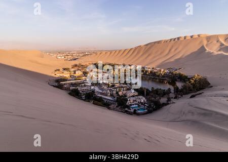 Vista aerea dell'oasi di Huacachina vicino alla città di Ica, Perù Foto Stock