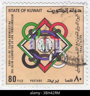 KUWAIT - 1985 novembre 29: Francobollo multicolore da 80 fils raffiguranti opere d'arte con bandiere, globi e oggetti stilizzati. La giornata internazionale di solidarietà con il popolo palestinese è un'osservanza organizzata dalle Nazioni Unite. Gli eventi si svolgono presso la sede delle Nazioni Unite a New York, così come presso gli uffici delle Nazioni Unite a Ginevra, Vienna e Nairobi. Si tiene generalmente il 29 novembre di ogni anno per celebrare l'anniversario della risoluzione 181 che sosteneva la divisione della Palestina in due stati: Uno arabo e uno ebraico Foto Stock