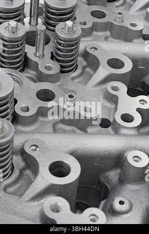 Testata di un motore a combustione interna con il coperchio rimosso, le parti interne sono visibili. Primo piano, messa a fuoco selettiva, background tecnologico. Foto Stock