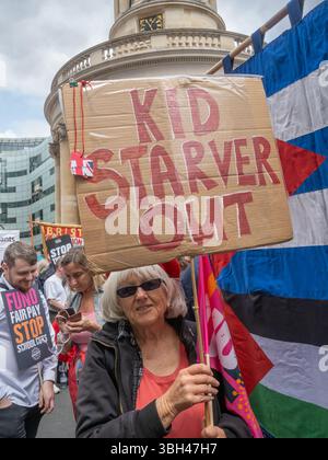 Londra, Regno Unito. Kid Starver fuori e un biglietto tagliato del Partito Laburista. Diverse migliaia di marzo dalla BBC a Whitehall contro il governo che spende di più per le armi riducendo i servizi pubblici, il sistema sanitario nazionale e i benefici per i disabili - dicono che sia un progetto per i produttori di armi per stampare denaro basato su una narrazione falsa. Chiedono il Welfare, non la guerra, e chiedono tasse sui ricchi, riducendo l'elusione e l'evasione fiscale e ponendo fine ai tagli. Peter Marshall/Alamy Live News Foto Stock