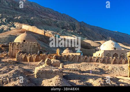 Tombe al villaggio di Uighur di Tuyoq vicino a Turpan, provincia di Xinjiang, Cina. Foto Stock