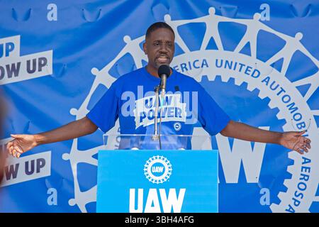 Detroit, Michigan, Stati Uniti. 7 giugno 2025. I membri della United Auto Workers si radunano per sostenere il Rev. Solomon Kinloch, candidato a sindaco di Detroit. Kinloch è un ex membro dell'UAW e ora pastore della Chiesa nondenominazionale del Trionfo, che conta 40.000 membri in otto sedi. Crediti: Jim West/Alamy Live News Foto Stock