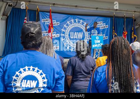 Detroit, Michigan, Stati Uniti. 7 giugno 2025. I membri della United Auto Workers si radunano per sostenere il Rev. Solomon Kinloch, candidato a sindaco di Detroit. Kinloch è un ex membro dell'UAW e ora pastore della Chiesa nondenominazionale del Trionfo, che conta 40.000 membri in otto sedi. Crediti: Jim West/Alamy Live News Foto Stock