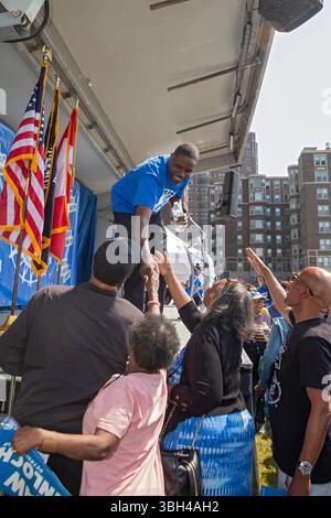 Detroit, Michigan, Stati Uniti. 7 giugno 2025. Il Rev. Solomon Kinloch stringe la mano dopo una manifestazione in cui i membri della United Auto Workers sostenevano la sua candidatura a sindaco di Detroit. Kinloch è un ex membro dell'UAW e ora pastore della Chiesa nondenominazionale del Trionfo, che conta 40.000 membri in otto sedi. Crediti: Jim West/Alamy Live News Foto Stock