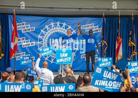 Detroit, Michigan, Stati Uniti. 7 giugno 2025. Il presidente della United Auto Workers Shawn Fain (a sinistra) si unisce al Rev. Solomon Kinloch sul palco mentre l'UAW sostiene la candidatura di Kinloch a sindaco di Detroit. Kinloch è un ex membro dell'UAW e ora pastore della Chiesa nondenominazionale del Trionfo, che conta 40.000 membri in otto sedi. Crediti: Jim West/Alamy Live News Foto Stock
