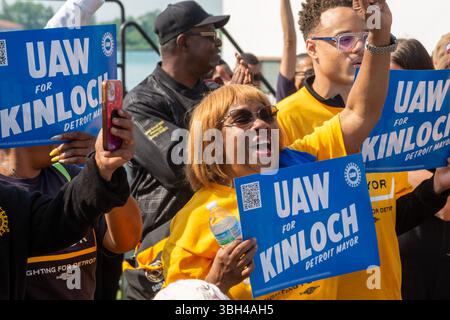 Detroit, Michigan, Stati Uniti. 7 giugno 2025. I membri della United Auto Workers si radunano per sostenere il Rev. Solomon Kinloch, candidato a sindaco di Detroit. Kinloch è un ex membro dell'UAW e ora pastore della Chiesa nondenominazionale del Trionfo, che conta 40.000 membri in otto sedi. Crediti: Jim West/Alamy Live News Foto Stock