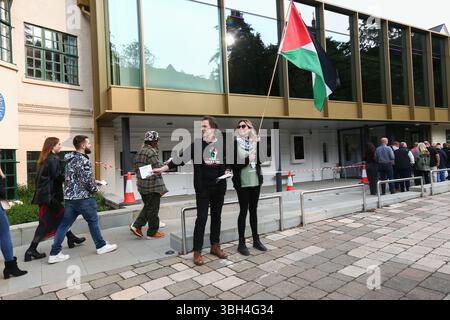 Great Malvern, Worcestershire, Regno Unito. 7 giugno 2025. Un piccolo gruppo di sostenitori della Palestina si riunisce al di fuori dello spettacolo teatrale di Jimmy Carr al Malvern Theatres, Great Malvern, Worcs. Il gruppo, conosciuto su Facebook come Worcester Palestine Solidarity Campaign, sta facendo campagna per cancellare le date del tour del comico perché ha ospitato una festa pro-Israele al British Museum nel maggio di quest'anno. Crediti: Peter Lopeman/Alamy Live News Foto Stock