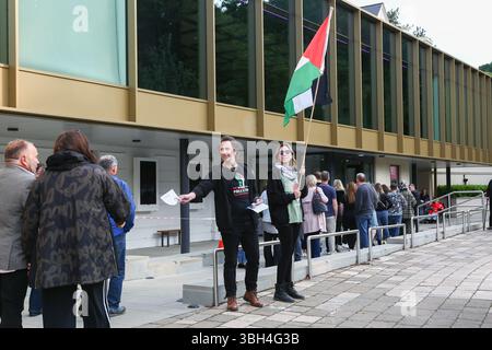 Great Malvern, Worcestershire, Regno Unito. 7 giugno 2025. Un piccolo gruppo di sostenitori della Palestina si riunisce al di fuori dello spettacolo teatrale di Jimmy Carr al Malvern Theatres, Great Malvern, Worcs. Il gruppo, conosciuto su Facebook come Worcester Palestine Solidarity Campaign, sta facendo campagna per cancellare le date del tour del comico perché ha ospitato una festa pro-Israele al British Museum nel maggio di quest'anno. Crediti: Peter Lopeman/Alamy Live News Foto Stock