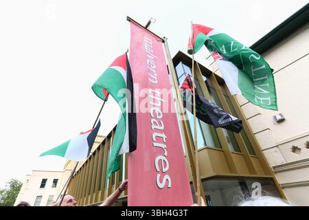 Great Malvern, Worcestershire, Regno Unito. 7 giugno 2025. Un piccolo gruppo di sostenitori della Palestina si riunisce al di fuori dello spettacolo teatrale di Jimmy Carr al Malvern Theatres, Great Malvern, Worcs. Il gruppo, conosciuto su Facebook come Worcester Palestine Solidarity Campaign, sta facendo campagna per cancellare le date del tour del comico perché ha ospitato una festa pro-Israele al British Museum nel maggio di quest'anno. Crediti: Peter Lopeman/Alamy Live News Foto Stock
