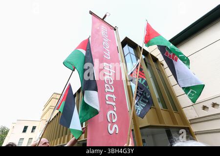 Great Malvern, Worcestershire, Regno Unito. 7 giugno 2025. Un piccolo gruppo di sostenitori della Palestina si riunisce al di fuori dello spettacolo teatrale di Jimmy Carr al Malvern Theatres, Great Malvern, Worcs. Il gruppo, conosciuto su Facebook come Worcester Palestine Solidarity Campaign, sta facendo campagna per cancellare le date del tour del comico perché ha ospitato una festa pro-Israele al British Museum nel maggio di quest'anno. Crediti: Peter Lopeman/Alamy Live News Foto Stock