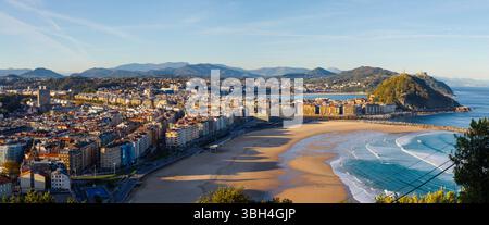 Vista aerea panoramica di San Sebastián, spiaggia di Zurriola, monte Urgull e parco naturale della Pagoeta, Spagna Foto Stock