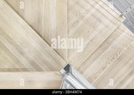 Vista ravvicinata dei gradini in legno naturale. Corrimano in metallo Foto Stock