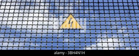 Pericolo di scossa elettrica segno posto su una recinzione metallica Foto Stock