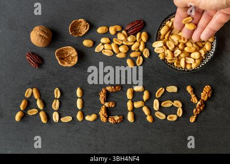 Allergia alla noce. La parola ALLERGIA è composta da varie noci. Il concetto di salute. Reazione del sistema immunitario, shock anafilattico. Arachidi, sintomi di allergia Foto Stock