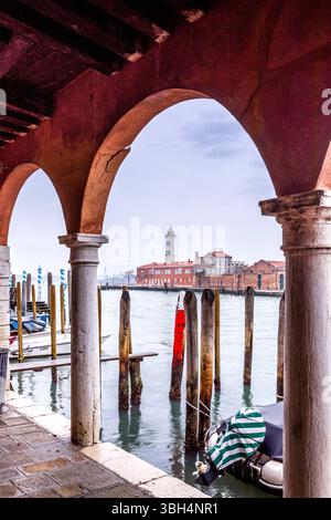 Murano, Italia - 9 febbraio 2024: Faro di Murano visto dai portici del navagero Andrea de Murano fondamenta in Veneto Venezia in Italia Foto Stock