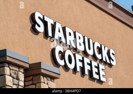 SPANISH FORK, UT, US - 9 GIUGNO 2025: Vista esterna del logo Starbucks. Starbucks è una catena americana di caffetterie con sede a Seattle. Foto Stock