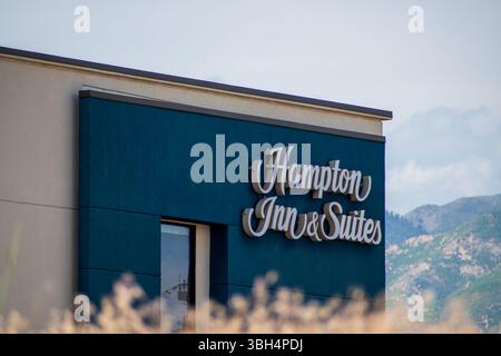 SPANISH FORK, UT, US - 8 GIUGNO 2025: Vista esterna di un hotel Hampton Inn. Hampton Inn e' una catena di hotel americani con marchio Hilton Worldwide. Foto Stock