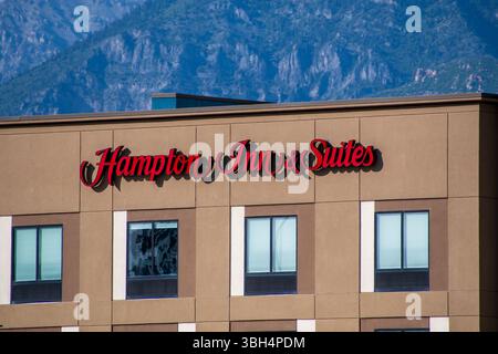 SPANISH FORK, UT, US - 8 GIUGNO 2025: Vista esterna di un hotel Hampton Inn. Hampton Inn e' una catena di hotel americani con marchio Hilton Worldwide. Foto Stock