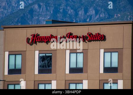 SPANISH FORK, UT, US - 8 GIUGNO 2025: Vista esterna di un hotel Hampton Inn. Hampton Inn e' una catena di hotel americani con marchio Hilton Worldwide. Foto Stock
