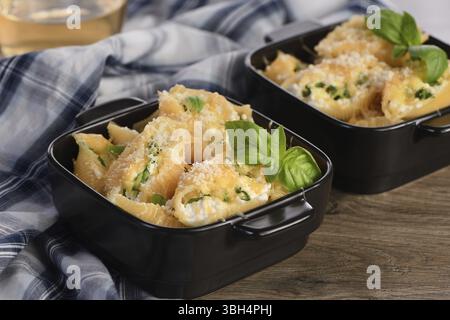 Conchiglie di pasta ripiene di spinaci, ricotta e parmigiano al forno Foto Stock
