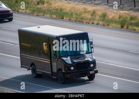 ChatGPT ha detto: SANTAQUIN, UT – 8 GIUGNO 2025: UPS Truck viaggia verso nord sulla i-15. Fondata nel 1907, UPS è un'azienda di spedizioni e logistica globale con sede negli Stati Uniti Foto Stock