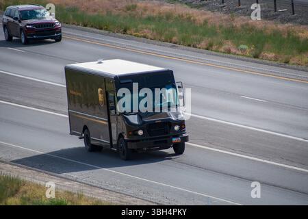 ChatGPT ha detto: SANTAQUIN, UT – 8 GIUGNO 2025: UPS Truck viaggia verso nord sulla i-15. Fondata nel 1907, UPS è un'azienda di spedizioni e logistica globale con sede negli Stati Uniti Foto Stock