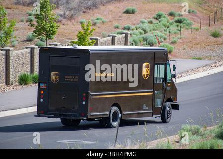 SANTAQUIN, UT – 8 GIUGNO 2025: UPS consegna camion attraverso Santaquin, Utah. UPS è un'azienda di spedizioni e logistica globale con sede negli Stati Uniti. Foto Stock