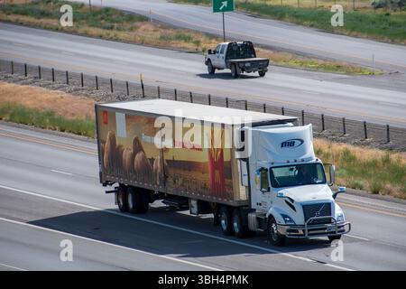 Santaquin, Utah - 8 giugno 2025: McDonald's Truck guida verso nord sull'Interstate 15 a Santaquin. McDonald's è una catena di fast food americana globale. Foto Stock