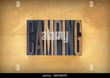 La parola scritta in campeggio in vintage tipo di stampa in rilievo Foto Stock