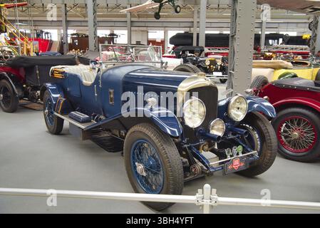 SPEYER, GERMANIA - OTTOBRE 2022: Roadster cabrio Blue Bentley Speed Six 6 1926 nel Technikmuseum Speyer Foto Stock