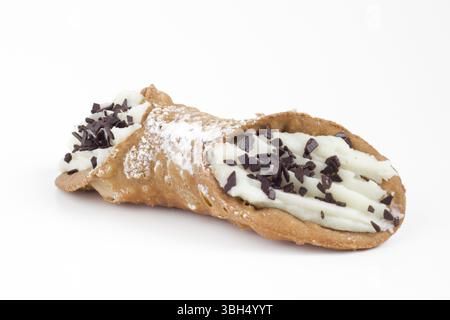 Dolci fatti in casa cannolo siciliano farcito con crema di ricotta e scaglie di cioccolato Foto Stock