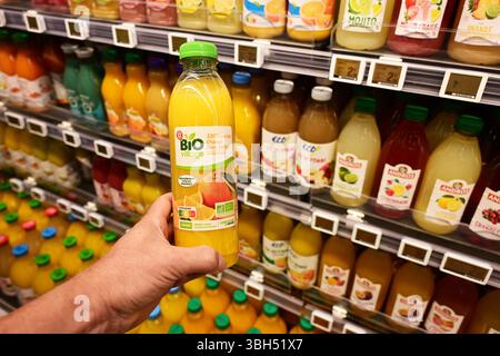 Succo Bio Label in un negozio di alimentari Foto Stock