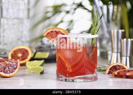 Paloma di Arancio Rosso Siciliano cocktail di tequila, lime fresca e rosmarino con succo d'arancia rosso Siciliano. Questo cocktail è pieno di intensi aromi di agrumi Foto Stock