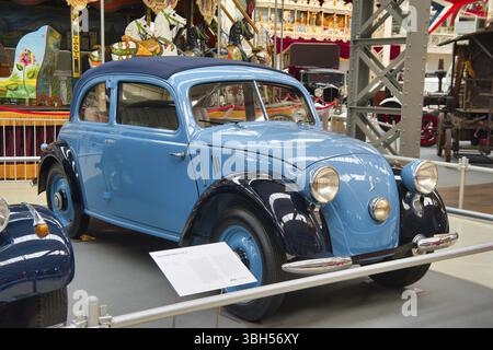 SPEYER, GERMANIA - OTTOBRE 2022: Auto retrò MERCEDES-BENZ 170 H 1938 blu nel Technikmuseum Speyer Foto Stock