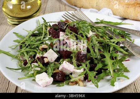 Insalata di barbabietole arrostite, rucola, feta al formaggio e noci. Ripresa orizzontale. Primo piano Foto Stock