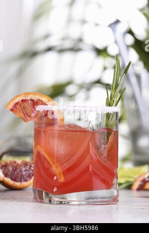 Paloma di Arancio Rosso Siciliano cocktail di tequila, lime fresca e rosmarino con succo d'arancia rosso Siciliano. Questo cocktail è pieno di intensi aromi di agrumi Foto Stock