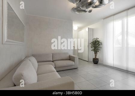 Design degli interni italiano. Elegante soggiorno di colore bianco con divano Foto Stock