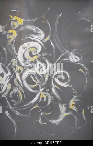 Arte astratta. Grunge background. Pittura di olio su metallo arrugginito pannello. Grigio sfondo nuvoloso. Frammento di opere d'arte. Macchie di pittura a olio. Pennellate di y Foto Stock