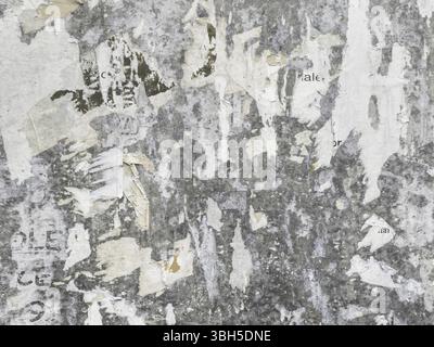 Grunge lo sfondo del poster strappato. Consistenza della pubblicità strappata su un vecchio pannello arrugginito per cartelloni pubblicitari. Ideale per i tuoi sfondi creativi Foto Stock