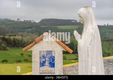Busto di nostra Signora di Fatima sui gradini della Chiesa di Fatima sull'isola Azorea di Santa Maria, Portogallo. Foto Stock