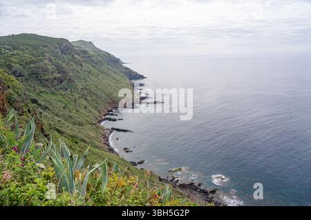 Percorso tra la scogliera e il mare fino al fiume Malóas sull'isola Azorea di Santa Maria. Foto Stock