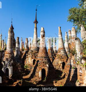 Nel Tempio di Dein in Myanmar. Vecchi stupa buddisti al lago Inle. Incredibili pagode antiche in Myanmar. Foto Stock
