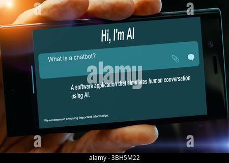 Domanda per l'intelligenza artificiale sullo schermo del tablet. Cos'è un chatbot? Foto Stock