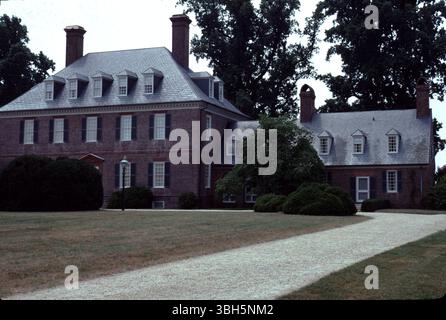 Williamsburg, Virginia. STATI UNITI. 9/1993. Costruito intorno al 1755. La piantagione Grove di Carter era davvero una gran signora della Virginia coloniale che doveva vedere le alture del XVII secolo dell'America coloniale e le devastazioni del XXI secolo del tempo, della natura e del disordine che ne pagavano il tributo. Le immagini che vedete mostrano alcuni degli stili di vita di uno degli ultimi proprietari di Carter's Grove intorno al 1928 scattati nel 1993…un momento in cui un visitatore poteva godere di un tocco di ricchezza dell'ultimo benefattore di Carter's Grove. La piantagione Grove di Carter chiuse le porte alla visione pubblica nel 2003. Foto Stock